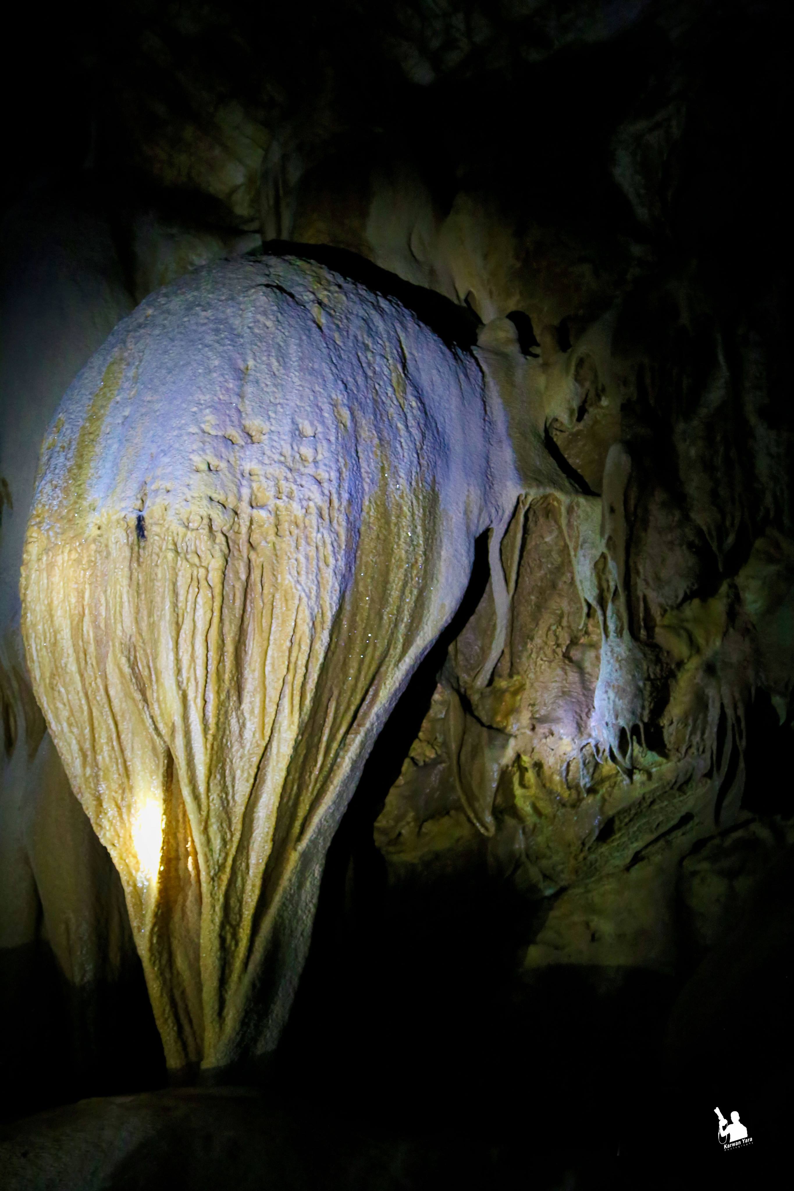 يقع كهف كونبا في جبل كولان على مقربة من بلدة دربنديخان ضمن محافظة السليمانية بإقليم كوردستان